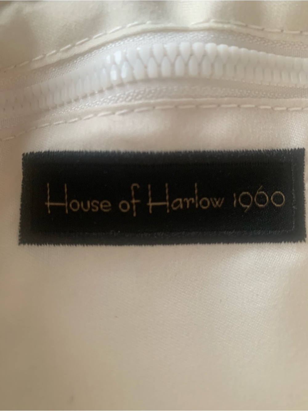 New with tags! House of Harlow 1960 White Quilted Crossbody Hip Bag - Picture 10 of 15